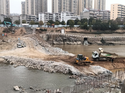 紅安縣防汛抗旱指揮部辦公室檢查南門河閘樞紐加固工程施工現(xiàn)場及防汛準(zhǔn)備工作